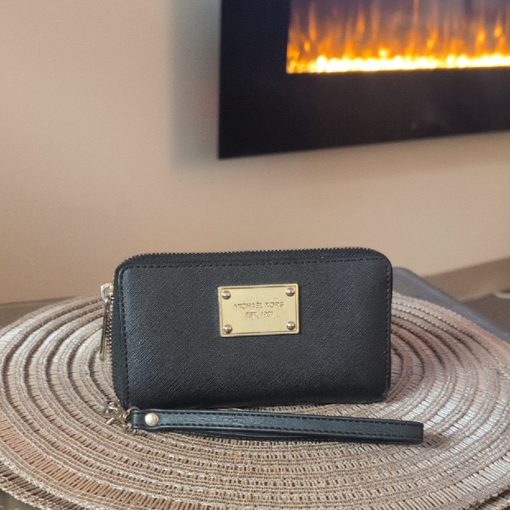Michael Kors Saffiano Leather Jet Set Wristlet Wallet